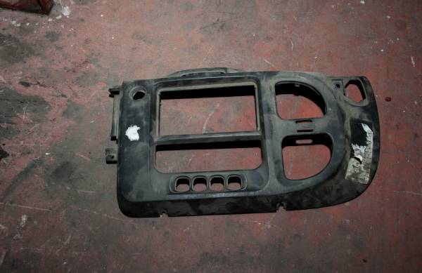 FORD TRANSİT 350 E-ED-EL-L-M ÇIKMA PARÇA  V184 TEYP ÇERÇEVESİ